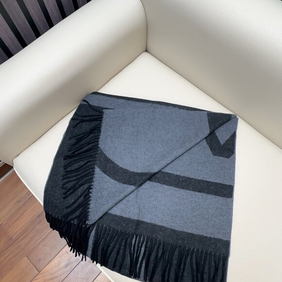 Toteme wool and cashmere scarves - Picture 5 of 8